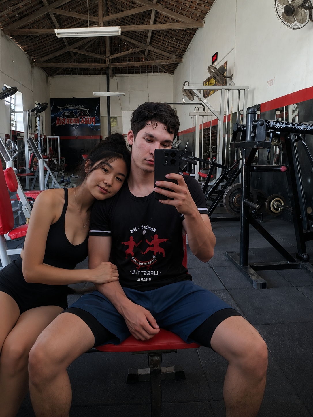 Casal na academia - força e amor