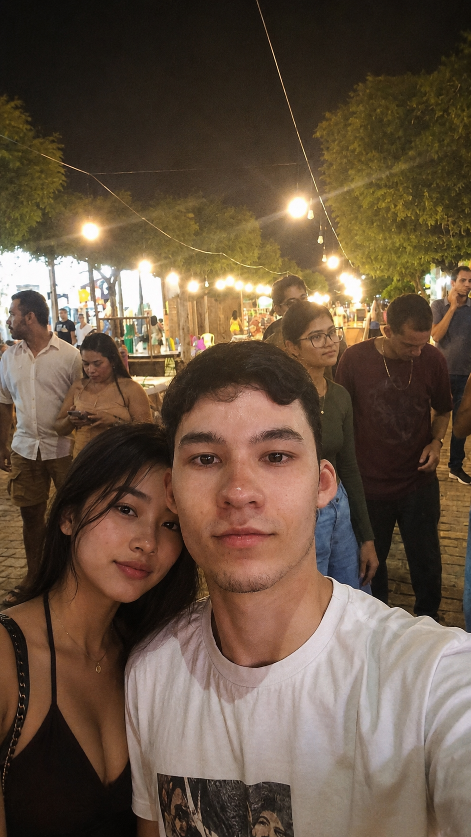 Casal na rua - caminhando juntos